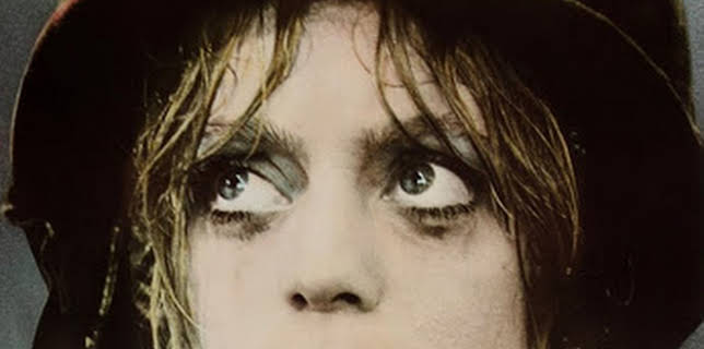 22:00: Tjejen som gjorde lumpen (IMDb 6.2) | Kanal 9 | 11/15 2025