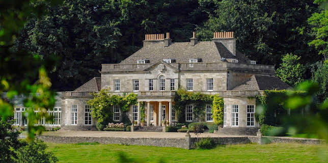 Secrets of the Royal Palaces