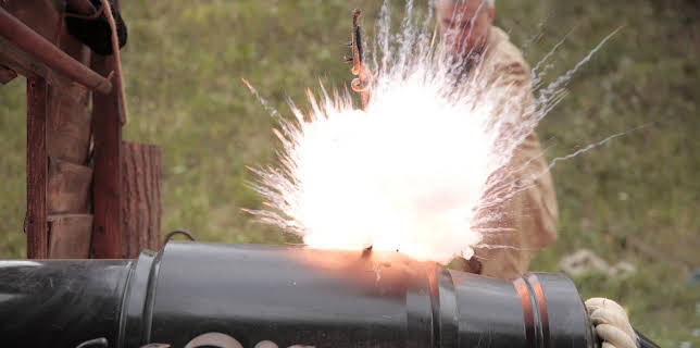 22:30: Von der Keule zur Rakete - Die Geschichte der Gewalt | ZDFinfo | 2/11 2026