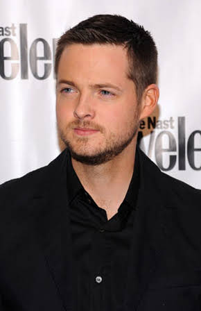 Damien Fahey as Stage Announcer 
  
  
  (voice)