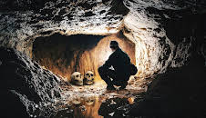 Verborgen in der Finsternis: Geheimnisse der Vergangenheit