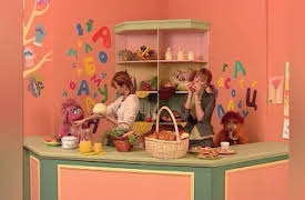 Sesame Street From Around the World: Russia: Ulitsa Sezam- Various Foods on Ulitsa Sezam (Non-English Dialog)