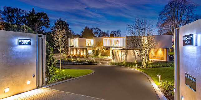 10:00 PM: Britain's Most Expensive Houses | Channel 4 | 11/12 2025