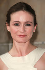 Emily Mortimer som 