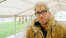 Bargain-Loving Brits in the Sun (S8 E31)