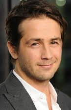 Michael Angarano como 