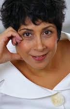 Tosca Baggoo som Ms. Bezanis