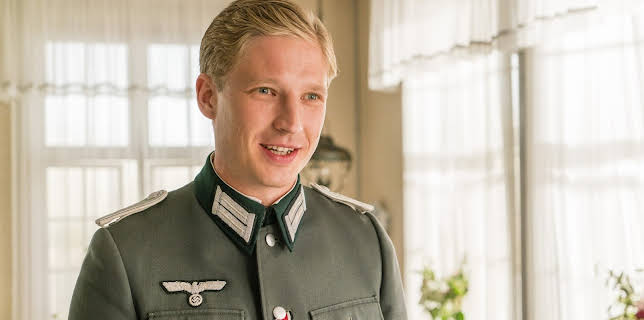 15:25: Seaside Hotel (S08/E02) | One | 2/15 2026