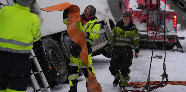12:00: Ice Road Rescue (S2 E10) (S2) | National Geographic | 12/1 2025