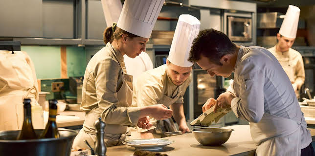 10:00 PM: Inside the Four Seasons Park Lane (S1 E4) (S1) | 5 Select | 3/24 2026