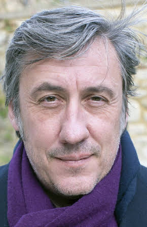 Andrew Graham-Dixon as 