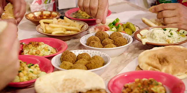 11:50: Tareq Taylors matreise | NRK 2 | 11/8 2025