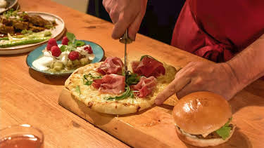 21:10: Fredriks kjøkken: Vårfest | NRK Tegnspraak | 4/3 2026