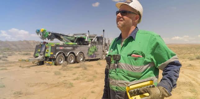 12:00 AM: Extreme Tow Truckers (S2 E1) (S2) | Paramount | 2/21 2026