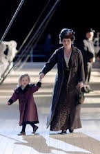 Olivia Darnley como Flower Stall Seller