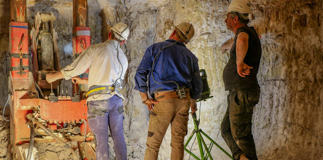 21:05: Outback Opal Hunters (S7 E11) (S7) | Discovery Channel | 3/31 2026