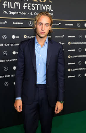 Olmo Schnabel as Director