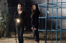 Pretty Little Liars: The Complete First Season: Keep Your Friends Close