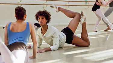 1:00 PM: Stage Stars (S1) | CBBC | 1/10 2026