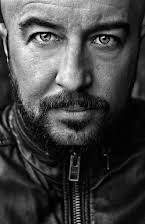 Mani Maserrat som Director