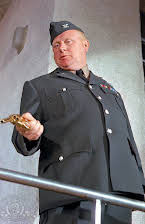 Gert Frobe som Director