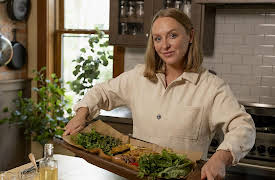 The Mountain Kitchen, Season 1: Picnic With Wolves