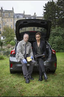 10:54: McDonald & Dodds (T1): Ep.1 La caída de la Casa Crockett | COSMO | 3/31 2026