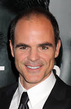 Michael Kelly como 