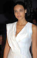 Débora Nascimento som 