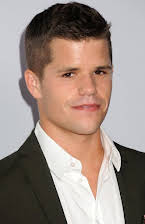 Charlie Carver som 