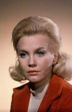 Elizabeth MacRae como Crystal Plummer