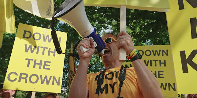 11:25: Re: Not my king - Zweifel an Charles | Arte | 2/27 2026