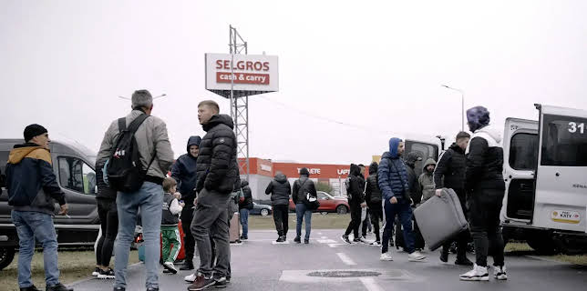 22:00: Bus der Hoffnung: Unterwegs mit rumänischen Wanderarbeitern | Radio Bremen | 12/8 2025