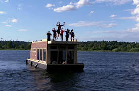Extreme Houseboats Season 1: Rockstars and Warships