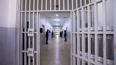 2:00 AM: Hostage (S1 E2) (S1) | BBC Two | 3/31 2026