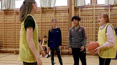 19:30: Klassen: Liten og søt | NRK Tegnspraak | 3/13 2026