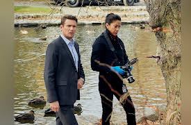 Hudson & Rex: Alquitrán y Plumas