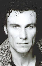 Mario Opinato como James