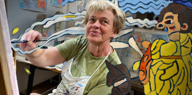 00:45: Kunstskolen Bifrost: Dronningen, Krøyer og Brandon fra Beverly | NRK 3 | 11/4 2025