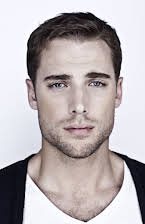 Dustin Milligan som 