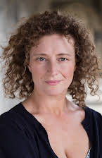 Anna Francolini como Imperial Emigration Officer