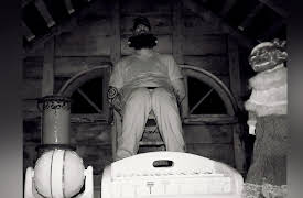 Johnny Houser VS: This House is Alive