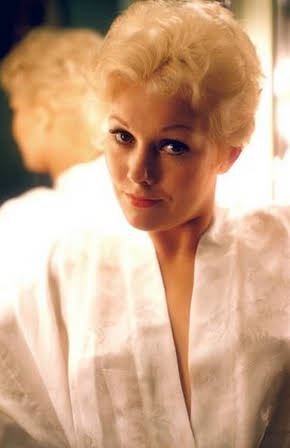 Kim Novak as Lola Brewster