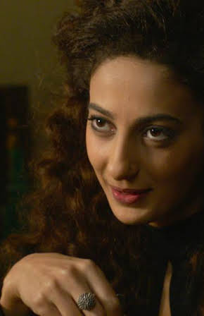 Mouna Hawa as 