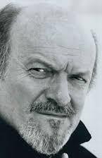 Omero Antonutti como Astarloa