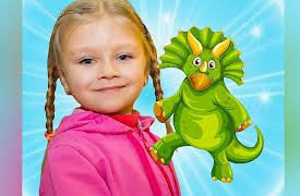 Tiki Taki Kids: Yasya at the park of the dinosaurs