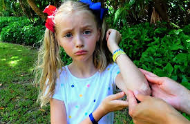 Super Polina Play: Polina and Mom's Boo Boo Story!