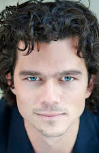 Luke Arnold som 
