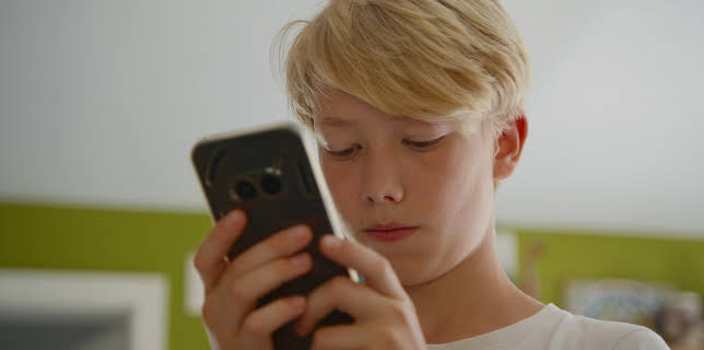 19:10: Aufwachsen ohne Smartphone – Ist eine Kindheit ohne Tiktok und Co. möglich? | 3SAT | 12/14 2025