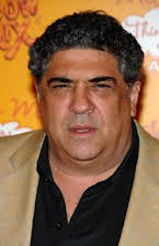 Vincent Pastore como Father Aldo